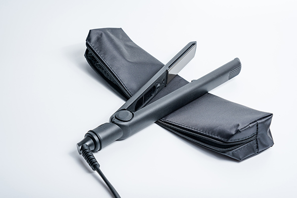 plancha de pelo con su estuche